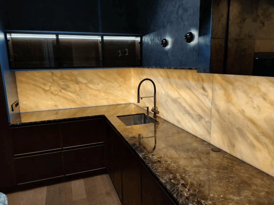 stoleshnitsa iz mramora fartuk iz oniksa