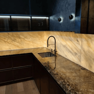 stoleshnitsa iz mramora fartuk iz oniksa